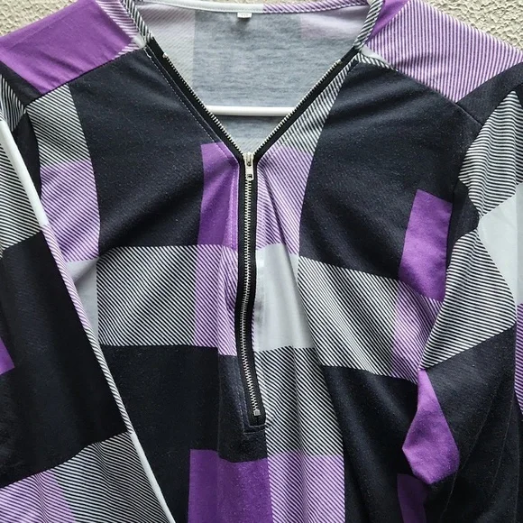 🔴 3 for $12 No brand, long sleeve, plaid zip up top - Picture 2 of 4